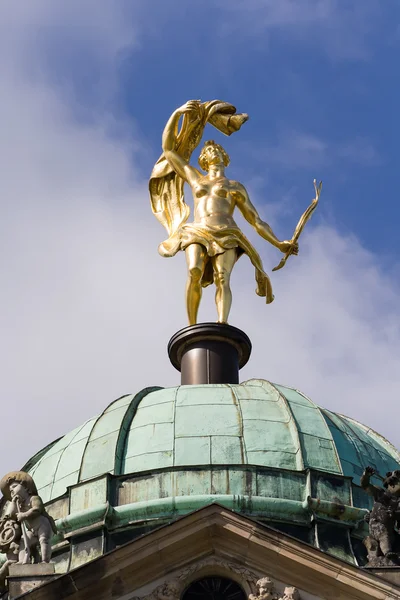 Goldene Skulptur auf den Kuppeln des neuen Palastes. Sanssouci. podsdam. Deutschland — Stockfoto