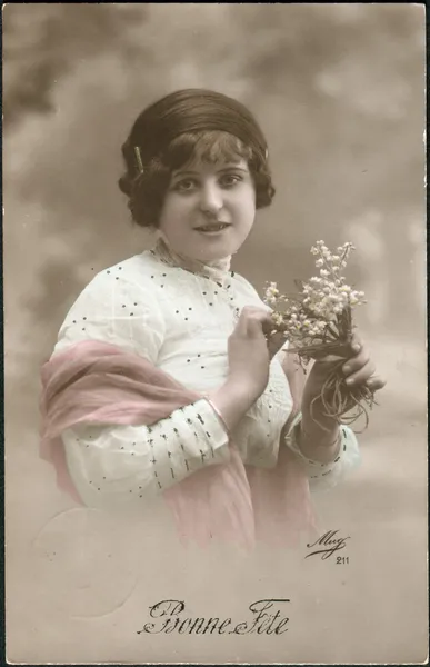 Old Swiss postcard 1917. Shows a girl with flowers. The inscription in French: Happy Birthday — Stock Photo, Image