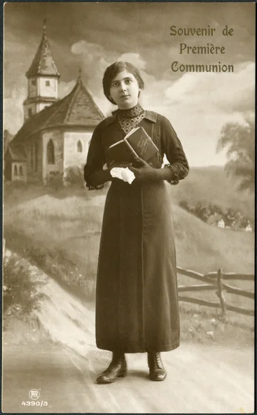 Stará Švýcarská pohlednice 1916. Ukazuje dívku s Biblí. Nápis ve francouzštině: vzpomínky prvního přijímání — Stock fotografie