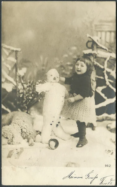 Vieille carte postale allemande 1914. Montrant la fille et bonhomme de neige — Photo