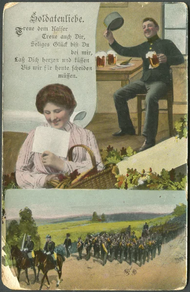 Cartão postal alemão de 1916. O amor do soldado. Mostra um soldado, uma mulher e um batalhão em marcha . — Fotografia de Stock