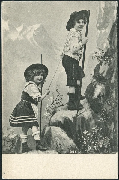 Staré německé pohlednice 1909. děti na hoře. — Stock fotografie