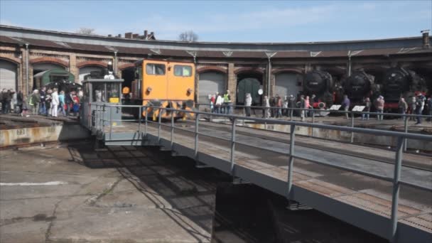 Diesel engine BEWAG DL2 on railway turntable — Stock Video