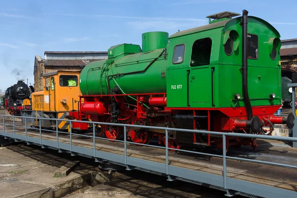 Steam locomotive FLC-077 (Meiningen) and diesel locomotive BEWAG DL2 (Typ Jung RK 15 B) on the railway turntable — Stock Photo, Image