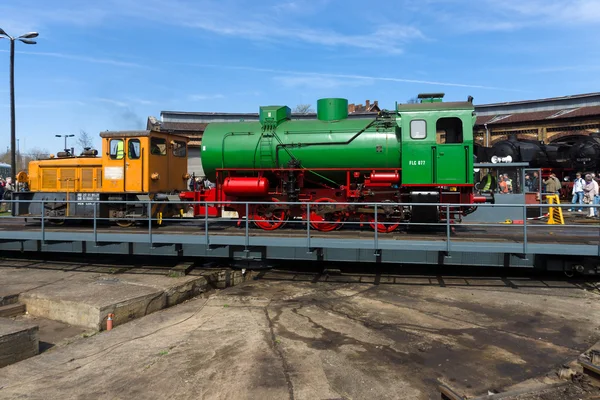 Steam locomotive FLC-077 (Meiningen) and diesel locomotive BEWAG DL2 (Typ Jung RK 15 B) on the railway turntable — Stock Photo, Image