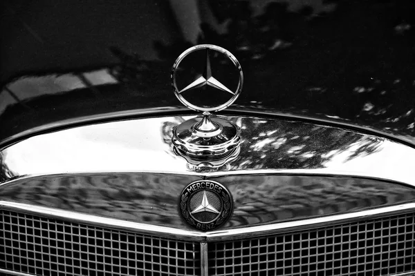 BERLÍN - 11 DE MAYO: La rejilla del radiador y el emblema de Mercedes-Benz W108 (blanco y negro), primer plano, 26. Oldtimer-Tage Berlin-Brandenburg, 11 de mayo de 2013 Berlín, Alemania —  Fotos de Stock