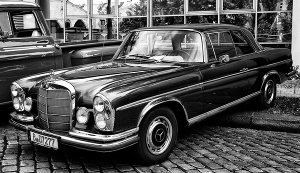 BERLÍN - 11 DE MAYO: Mercedes-Benz W108 (blanco y negro), 26. Oldtimer-Tage Berlin-Brandenburg, 11 de mayo de 2013 Berlín, Alemania —  Fotos de Stock