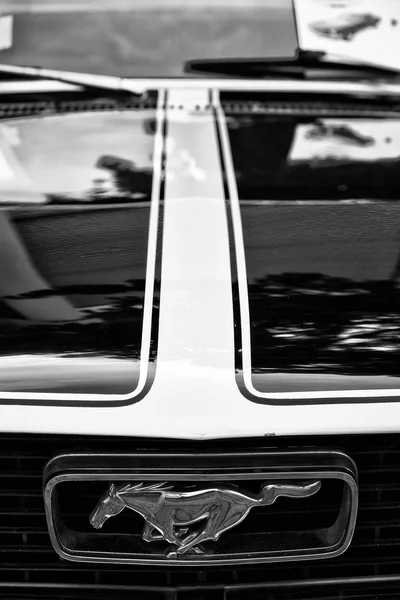 BERLIN - MAY 11: Detail of the hood and the emblem of a sports c — Stock Photo, Image