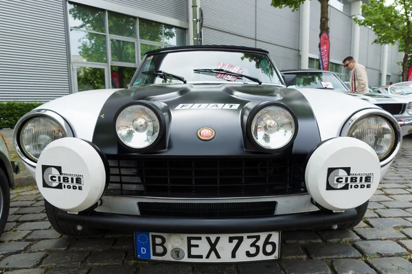 BERLÍN - 11 DE MAYO: Coche deportivo Fiat 124 Spider, el equipo Tag Heuer , — Foto de Stock