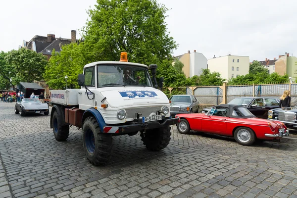 BERLIM - MAIO 11: Camião todo-o-terreno alemão Unimog 100 — Fotografia de Stock