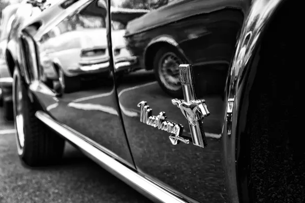 BERLÍN - 11 DE MAYO: Detalle del coche Ford Mustang convertible, abeto —  Fotos de Stock