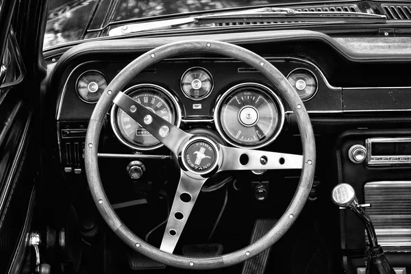 Berlín - 11 května: cab ford mustang kabriolet, první generace — Stock fotografie