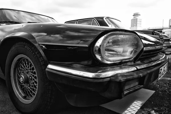 BERLÍN - 11 DE MAYO: Coche Jaguar XJS Coupe (blanco y negro), 26 de Ol — Foto de Stock