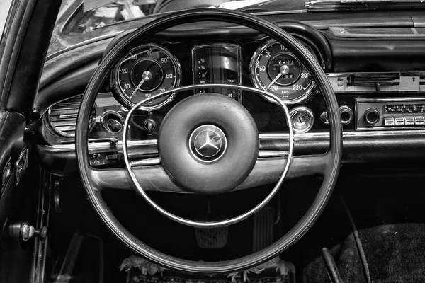 BERLIN - MAY 11: Cab driver of the car Mercedes-Benz W113, 280SL — Stock Photo, Image