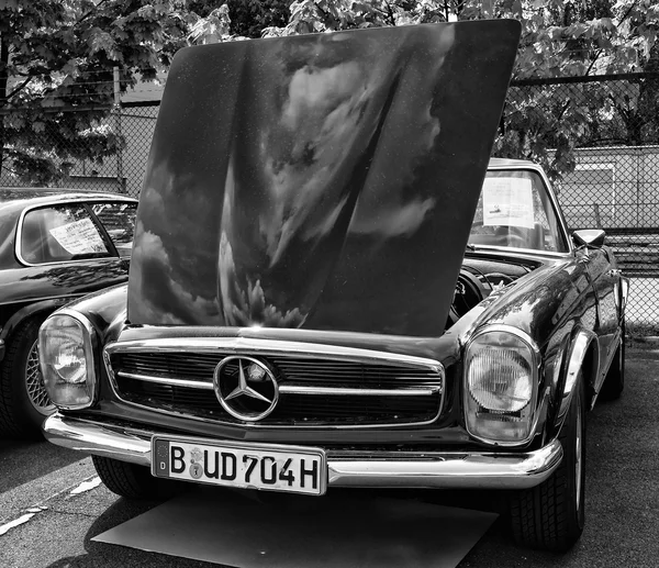 ベルリン - 5 月 11 日: 車メルセデス ・ ベンツ w113、280 sl 真っ白 （黒と白) — ストック写真