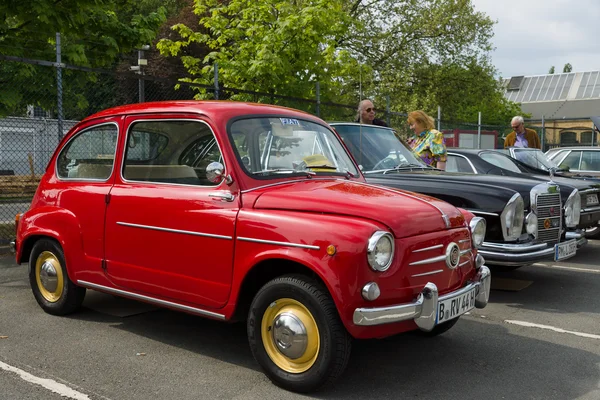 Berlin - maj 11: Staden bilen Fiat 600 Seicento, 26 Oldtimer-T — Stockfoto