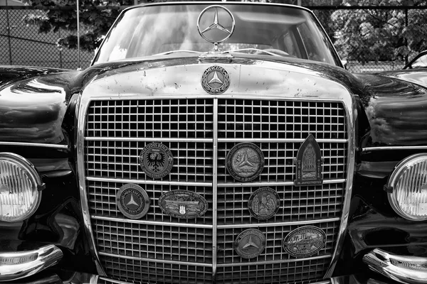 BERLIN - MAY 11: The radiator grille and badges club car Mercede — Stock Photo, Image