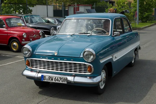 베를린-5 월 11 일: 자동차 포드 taunus 12m, 26 oldtimer 일일 전 베를린-브란덴부르크, 2013 년 5 월 11 일 베를린, 독일 — Stok fotoğraf