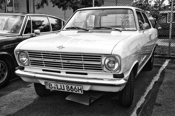 BERLINO - 11 MAGGIO: Car Opel Kadett B Limousine 2 porte (bianco e nero), 26th Oldtimer-Tage Berlin-Brandenburg, 11 maggio 2013 Berlino, Germania — Foto Stock