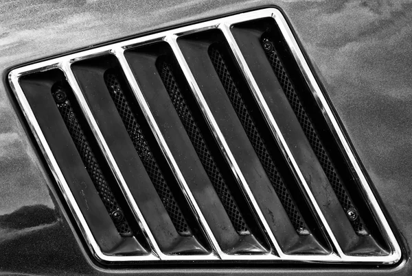 BERLÍN - 11 DE MAYO: La rejilla de ventilación del Audi 100 (C1) Coupe S, primer plano, (blanco y negro), 26º Oldtimer-Tage Berlin-Brandenburg, 11 de mayo de 2013 Berlín, Alemania — Foto de Stock