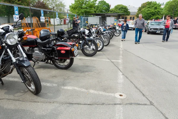 Berlijn - 11 mei: diverse oude motorfiets staan in een rij, 26e — Stockfoto