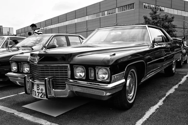 BERLÍN - 11 DE MAYO: Coche Cadillac Coupe de Ville (blanco y negro ), —  Fotos de Stock
