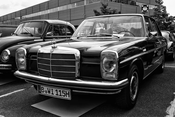 BERLIM - MAIO 11: Carro Mercedes-Benz W115, (preto e branco), 26 — Fotografia de Stock