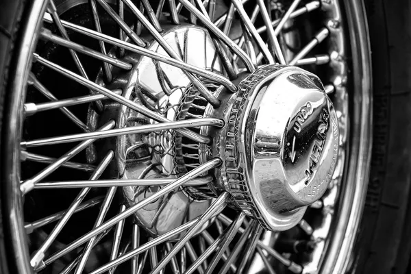 BERLIN - MAY 11: Detail of the wheels of the car Jaguar E-Type ( — Stock Photo, Image