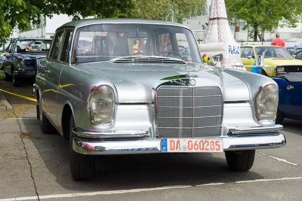 Berlin - 11 maja: samochód mercedes-benz 220 (w111), 26 oldtimer-tag — Zdjęcie stockowe