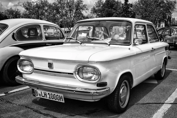 Berlín - 11 května: vozu nsu 1000, (bílá a černá), 26. oldtimer- — Stock fotografie