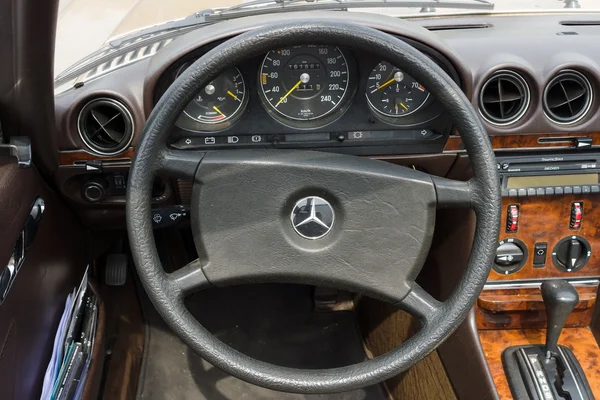 BERLIM - 11 de Maio: Cab Mercedes-Benz 280 SL (R107), 26th Oldtimer - — Fotografia de Stock