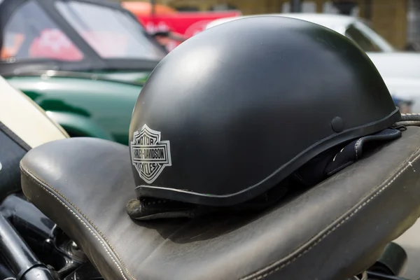 BERLIN - toukokuu 11: Harley Davidson Moottoripyörä kypärä makaa — kuvapankkivalokuva