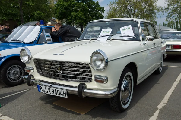 Berlin - 11 Mayıs: büyük aile otomobili peugeot 404, 26 oldtimer etiketi — Stok fotoğraf
