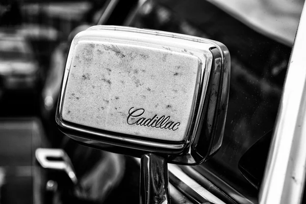 BERLINO - 11 MAGGIO: Specchio retrovisore auto Cadillac Coupe de Ville (bl — Foto Stock