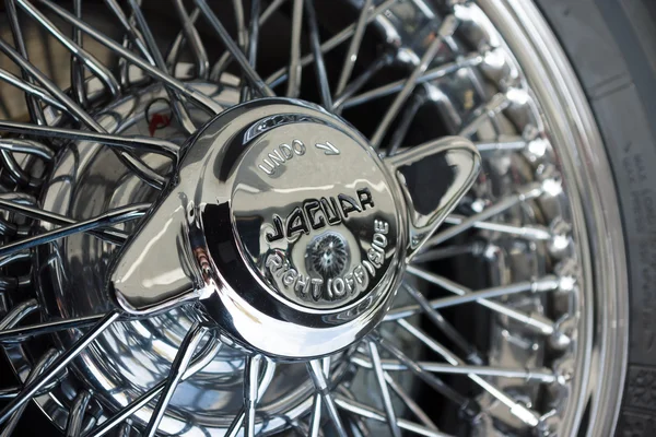 БЕРЛИН - 11 мая: Деталь колесного спортивного автомобиля Jaguar XK140 Roa — стоковое фото
