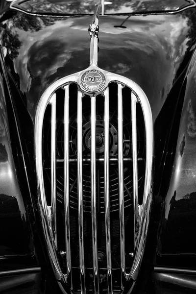 BERLÍN - 11 DE MAYO: Radiador (refrigeración del motor) coche deportivo Jaguar XK1 — Foto de Stock