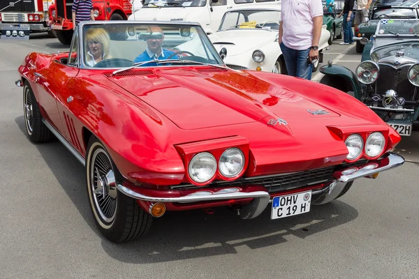 Βερολίνο - 11 Μαΐου: Αθλητισμός αυτοκίνητο corvette sting ray μετατρέψιμο (c2), — Φωτογραφία Αρχείου