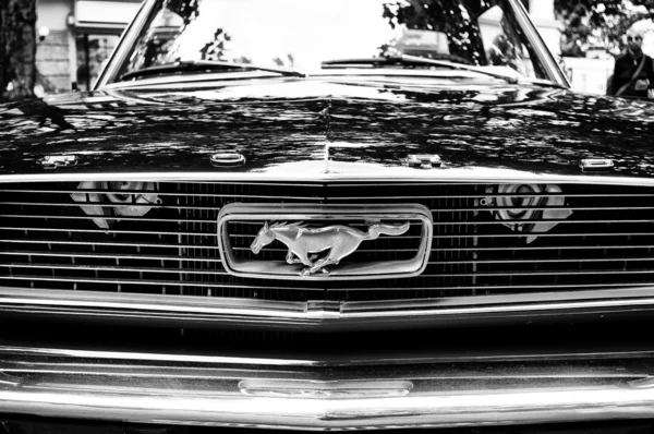 Radiator (engine cooling) and the emblem of the car Ford Mustang — Stock Photo, Image