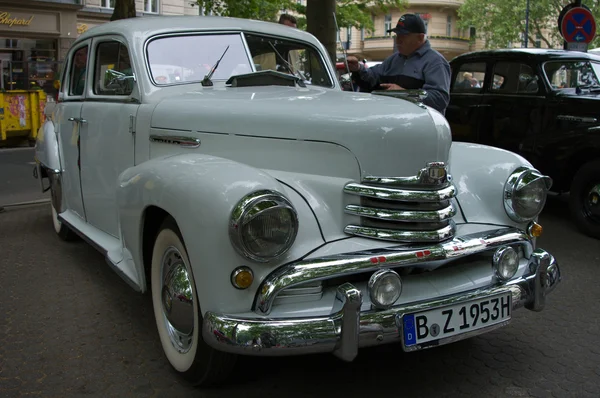 Autos opel kapitan im Jahr 1951 — Stockfoto