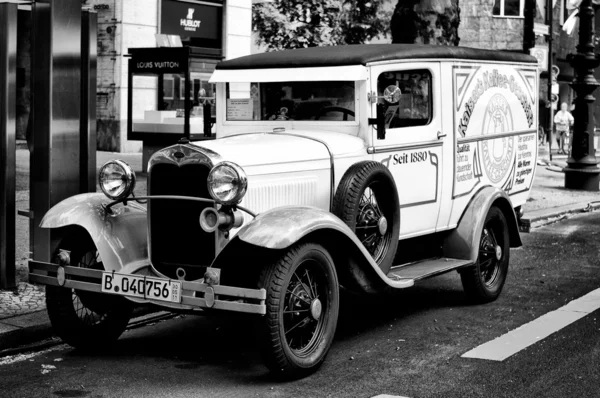 Un petit camion Ford Modèle BB (Noir et Blanc ) — Photo