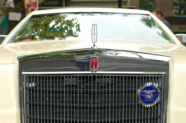 Radiatore (raffreddamento del motore) e l'emblema della vettura Lincoln Continental Mark V — Foto Stock