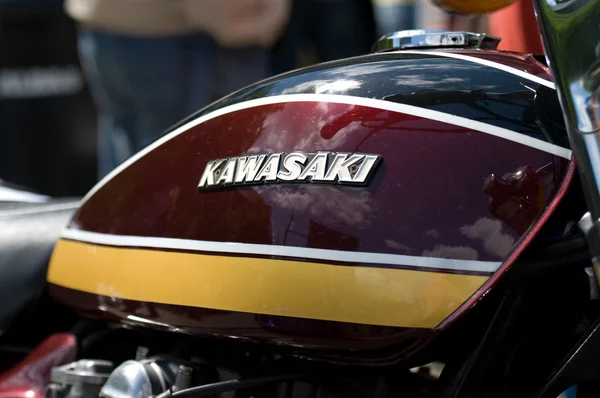 Das Emblem des Motorradtanks Kawasaki — Stockfoto