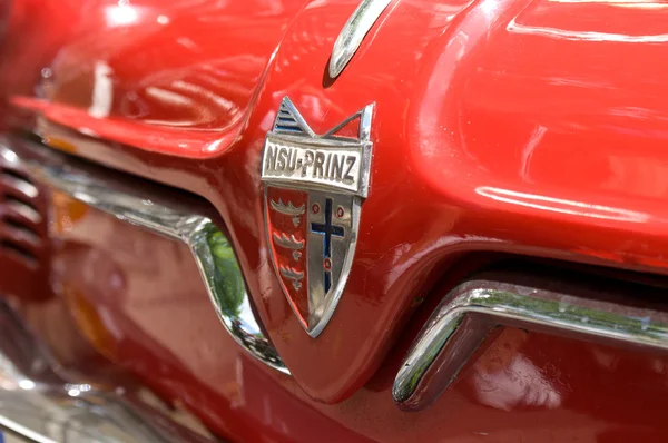 Radiatore (raffreddamento motore) e l'emblema della vettura NSU Sportprinz — Foto Stock