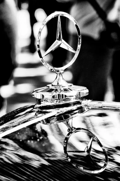Символ Mercedes-Benz на капоте (черно-белый ) — стоковое фото