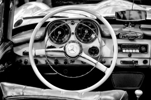 Fahrerhaus mercedes-benz 190 sl (schwarz und weiß) — Stockfoto