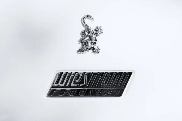 Эмблема автомобиля Weismann Roadster — стоковое фото