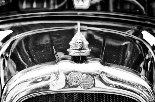The emblem of Pontiac Eight (Black and White) — Stock Photo, Image