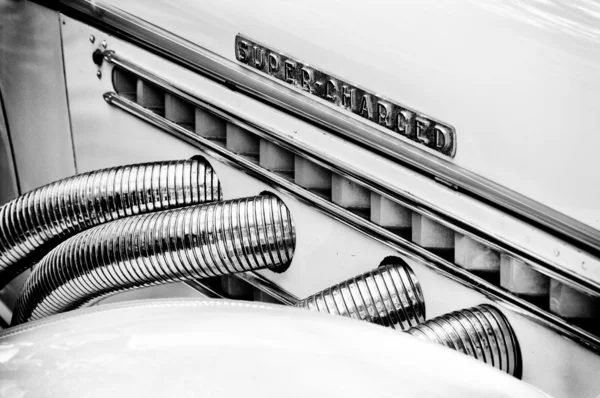 Exhaust pipes Auburn 851 Supercharged speedster (Black and White) — Stock Photo, Image