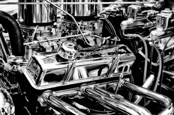 Primer plano del Chevrolet Engine (Blanco y Negro ) — Foto de Stock