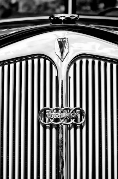 Radiator (engine cooling) and the emblem of the car DKW (Auto Union) — Stock Photo, Image
